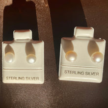 Load image into Gallery viewer, Freshwater Pearl Studs
